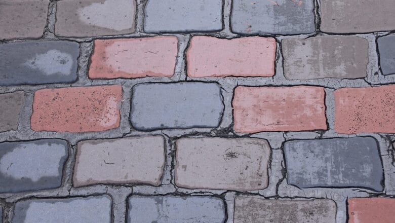 Jak pozbyć się brudu, chwastów i mchu z kostki? – poradnik